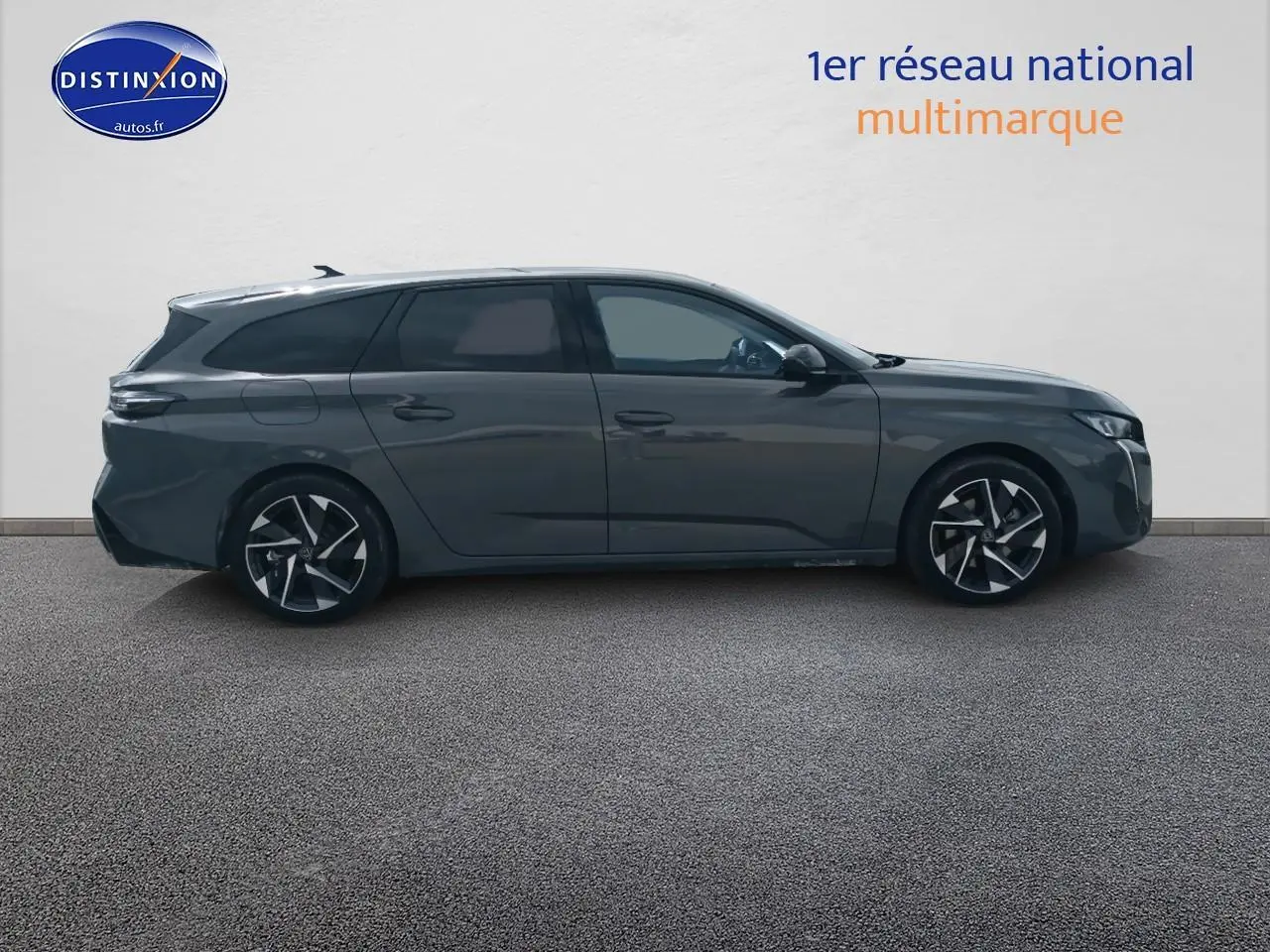 Peugeot 308 SW gris sellenium vue de profil côté gauche sur fond neutre, jantes alliage visibles.