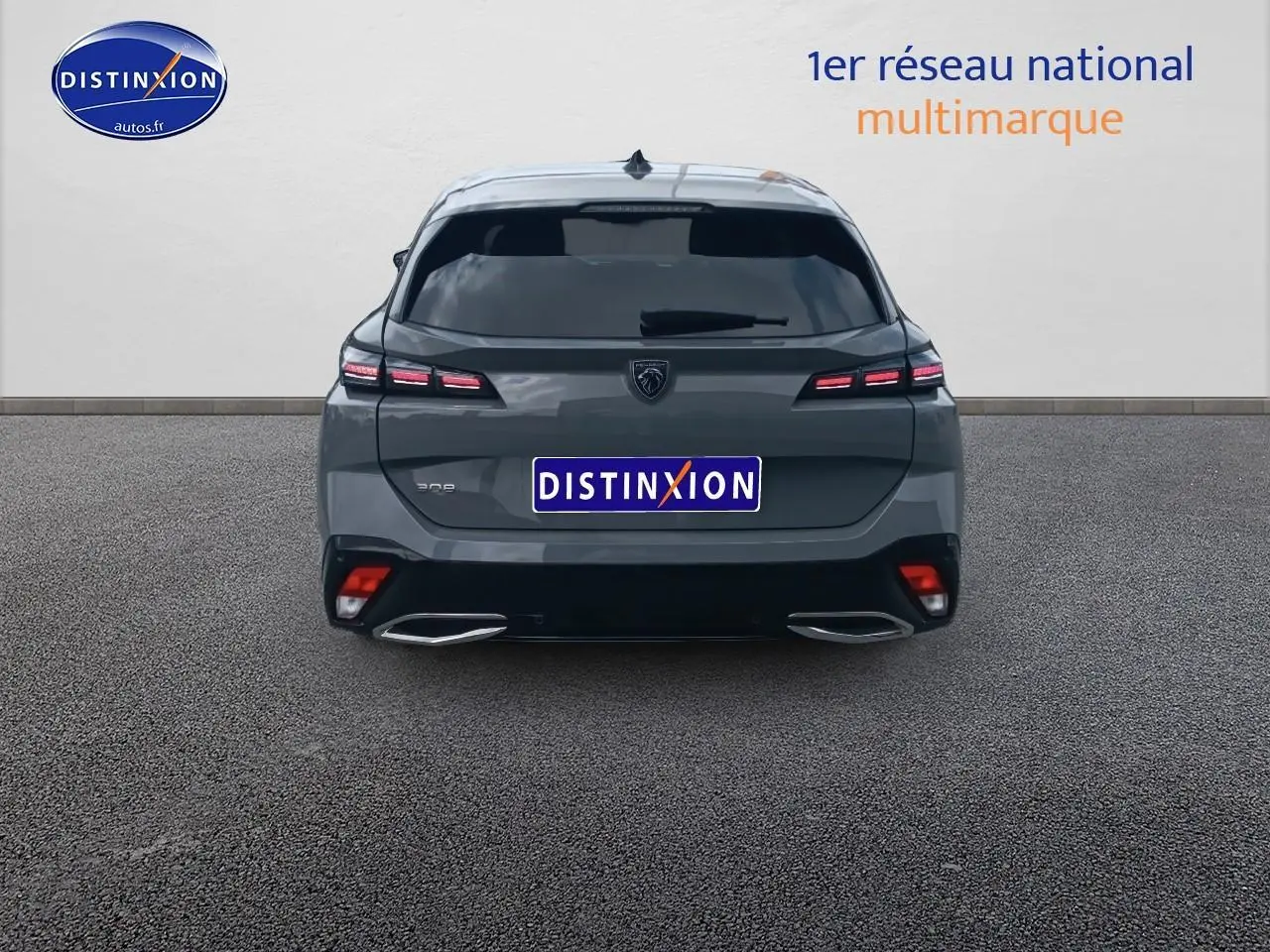 Vue arrière d'une Peugeot 308 SW gris sélénite avec feux arrière LED et vitres arrière surteintées.
