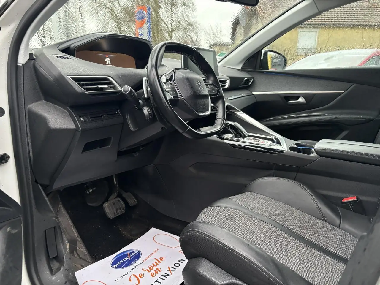 Intérieur avant droit du Peugeot 3008 blanc, volant compact, tableau de bord numérique et console centrale moderne.