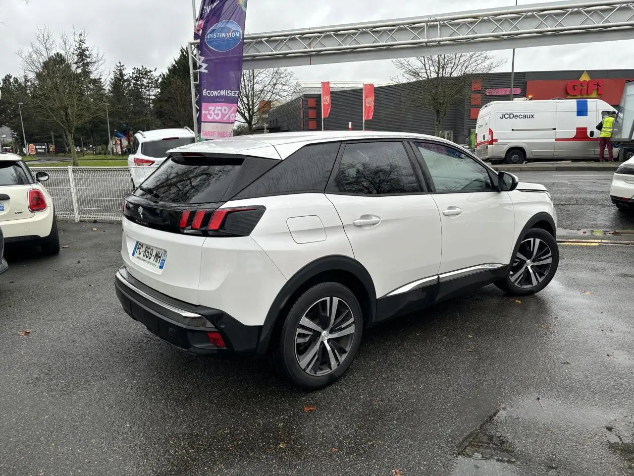 Peugeot 3008 blanc nacré vue 3/4 arrière droit, avec vitres surteintées et jantes alliage noires et argentées.