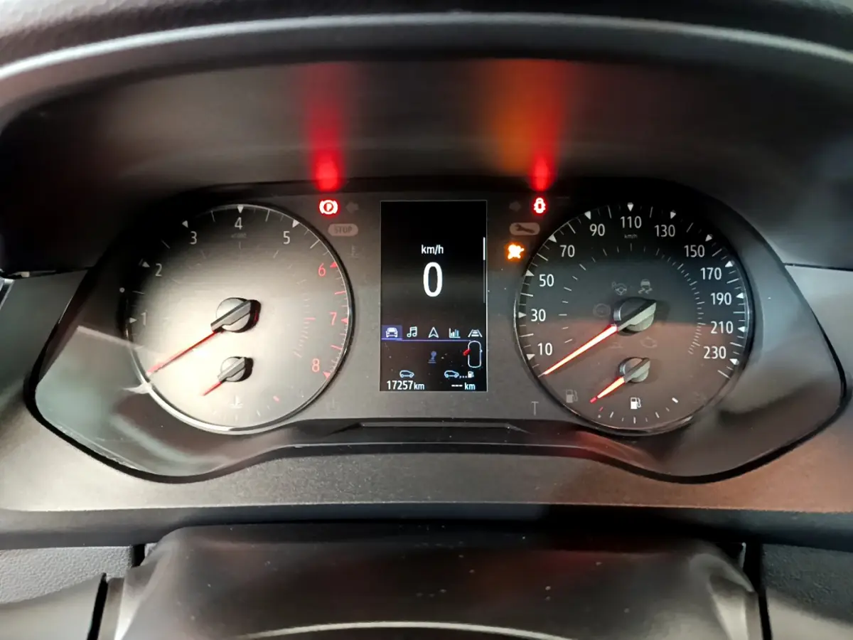 Vue rapprochée du combiné d'instruments du Renault Kangoo 2023, affichage digital et compte-tours analogiques.