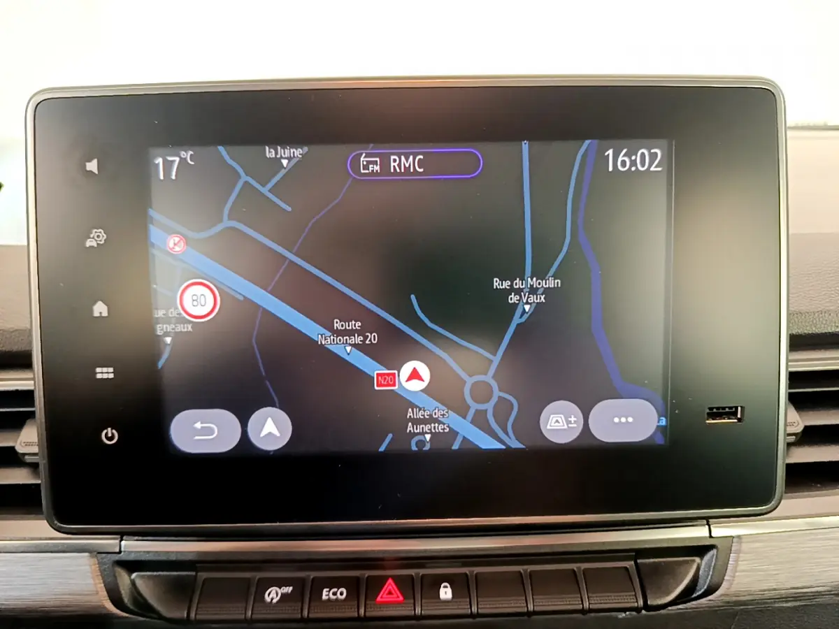 Écran tactile central affichant la navigation GPS du Renault Kangoo Equilibre TCe 100 bleu, vue intérieure du tableau de bord.