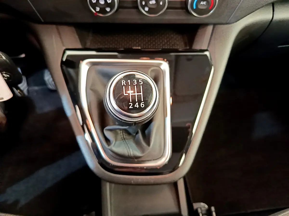 Gros plan sur le levier de vitesses manuel noir et chrome du Renault Kangoo Equilibre TCe 100 2023.