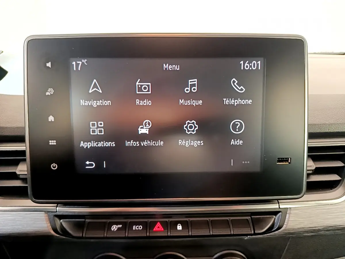 Écran tactile central du tableau de bord du Renault Kangoo 2023 affichant le menu principal avec options multimédia et navigation.