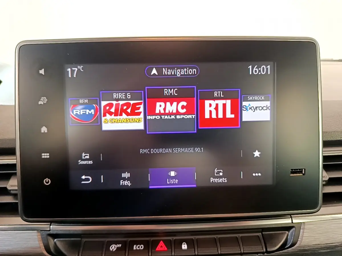 Écran tactile central du tableau de bord du Renault Kangoo bleu 2023 affichant les stations radio.