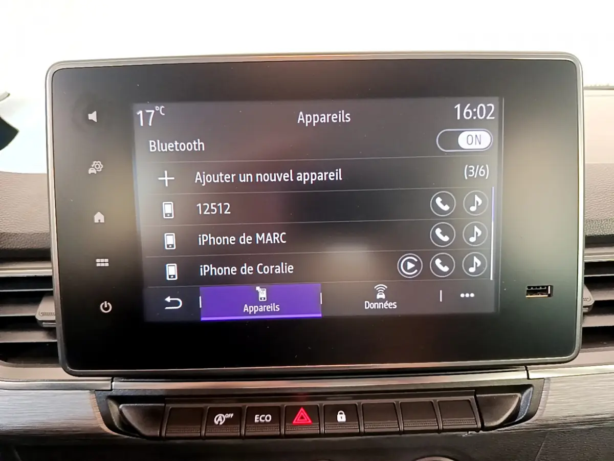 Écran tactile central du Renault Kangoo 2023 bleu, affichant le menu Bluetooth avec plusieurs appareils connectés.