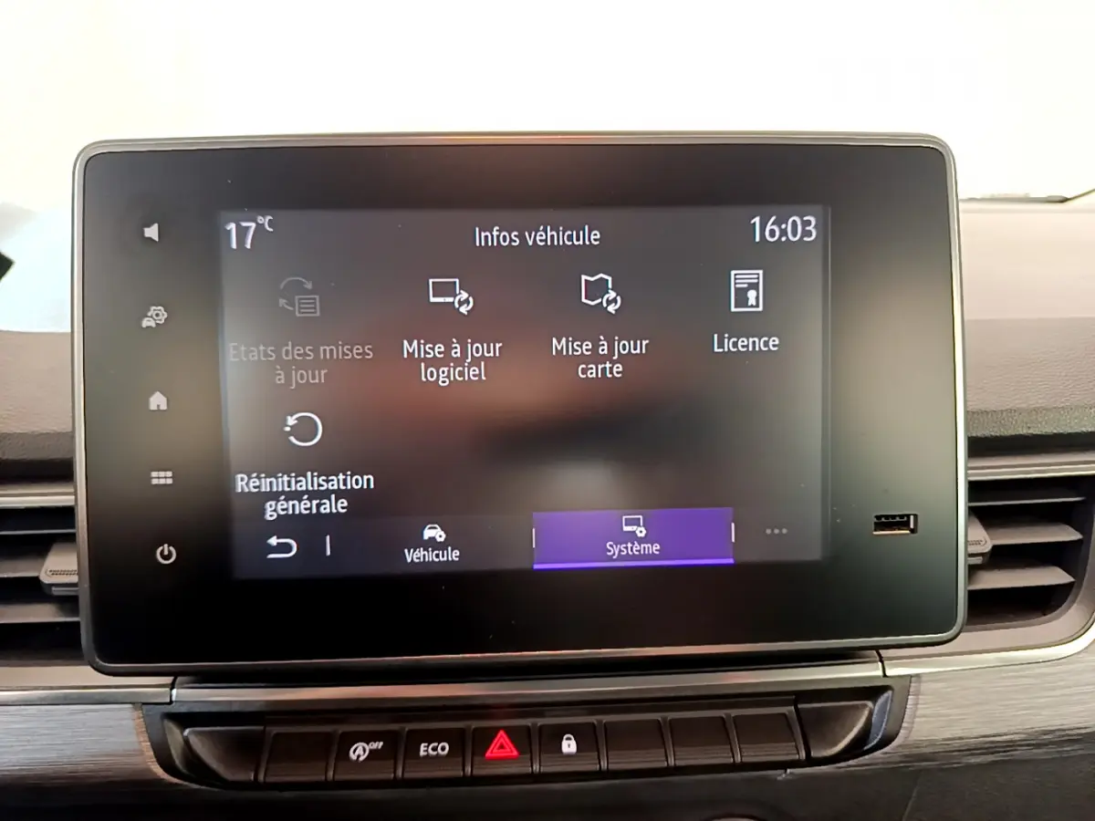 Écran tactile central du tableau de bord du Renault Kangoo bleu 2023 affichant les options de mise à jour logiciel et carte.