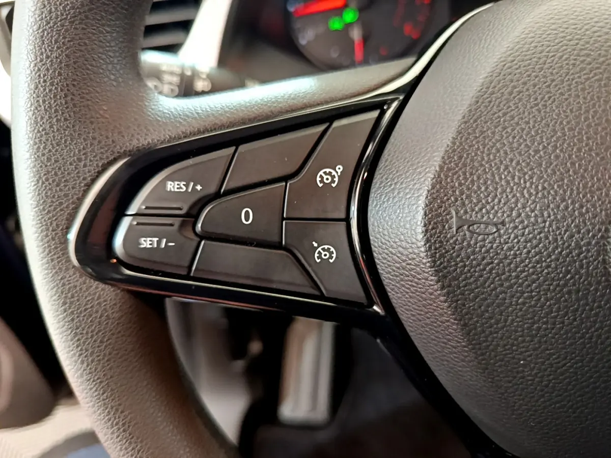 Gros plan sur les commandes du régulateur de vitesse au volant du Renault Kangoo bleu 2023, version Equilibre.