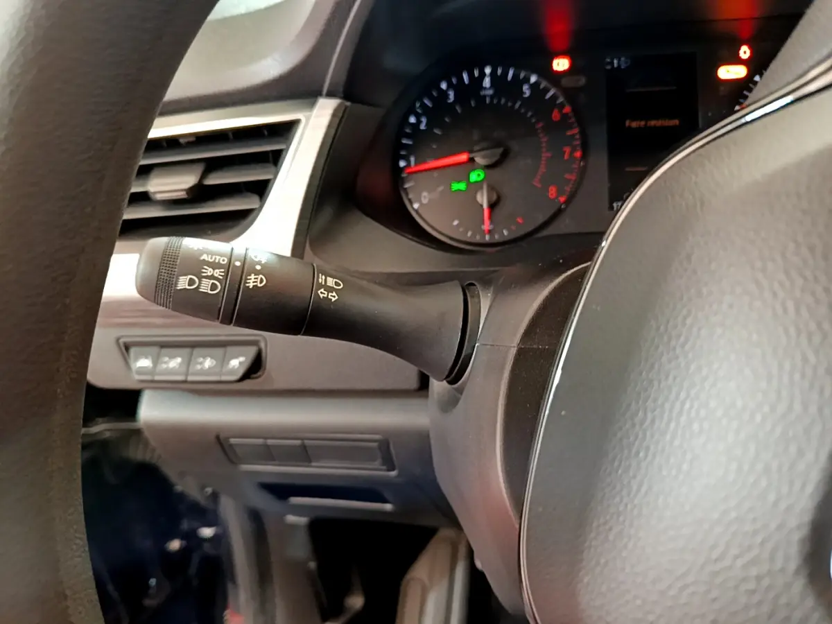 Gros plan intérieur sur la manette de phares et clignotants du tableau de bord du Renault Kangoo bleu 2023.