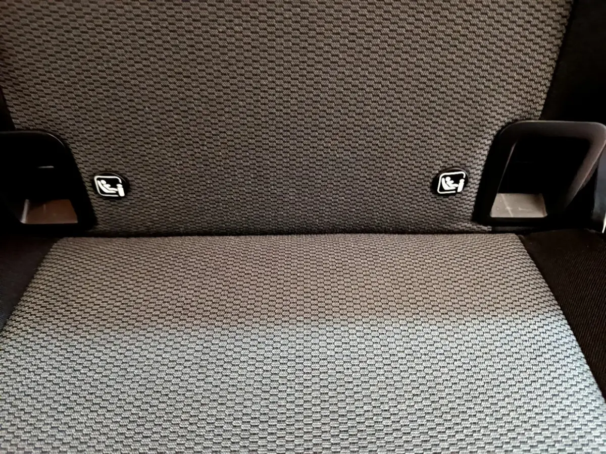 Détail de la banquette arrière gris foncé du Renault Kangoo 2023 version Equilibre, avec fixations Isofix visibles.