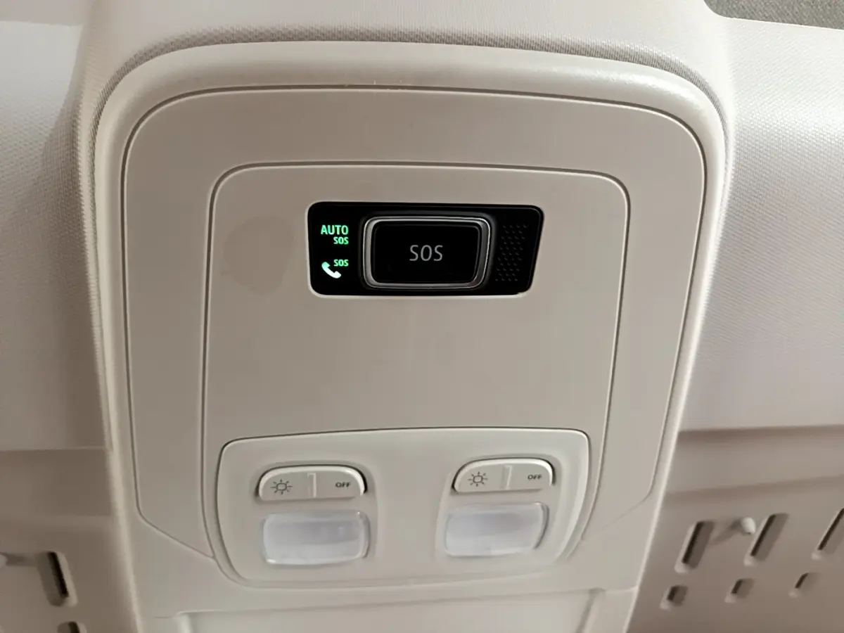 Plafonnier beige avec bouton SOS et commandes d'éclairage intérieur du Renault Kangoo Equilibre 2023 bleu.