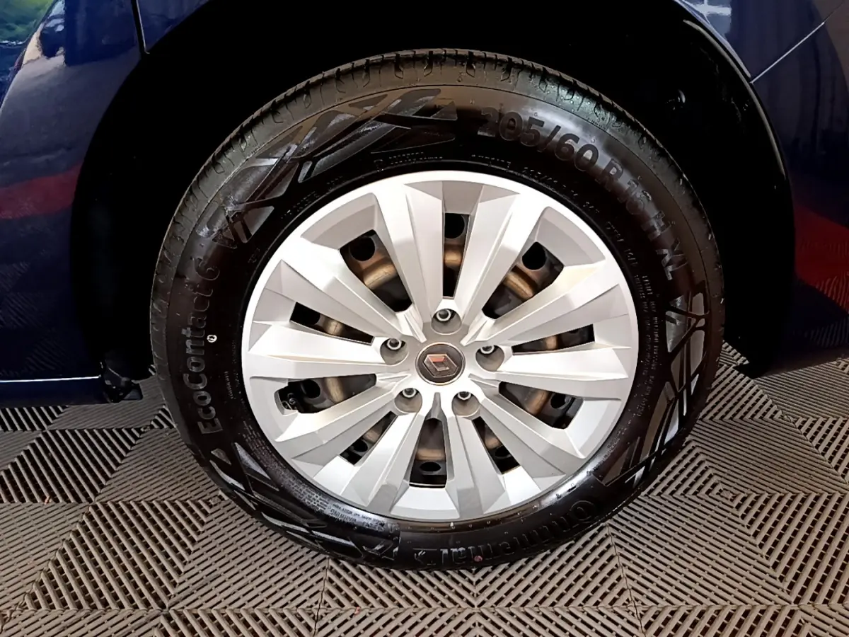 Gros plan sur la roue avant gauche du Renault Kangoo bleu 2023, mettant en valeur la jante argentée et le pneu Continental.