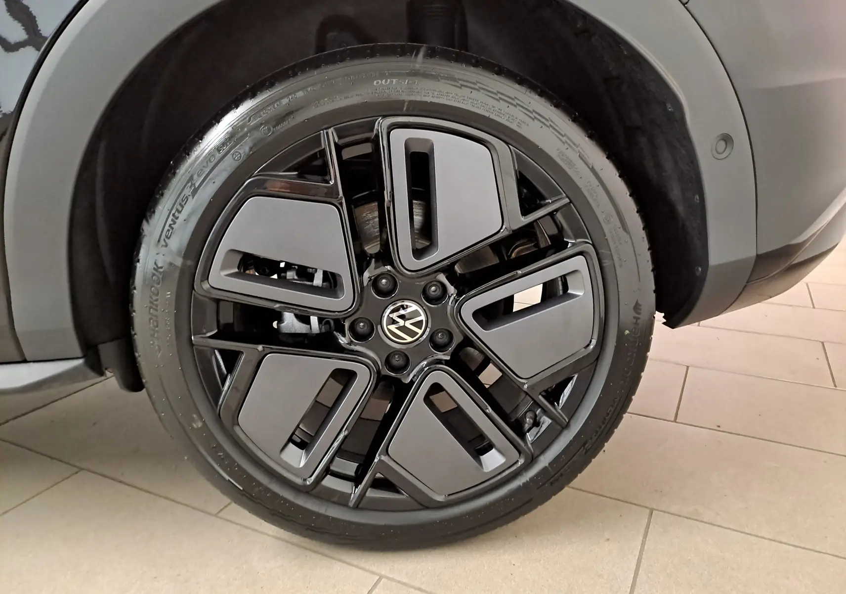 Gros plan sur la jante noire 19 pouces York du Volkswagen T-Roc 2026 Noir Ébène, version R-Line.