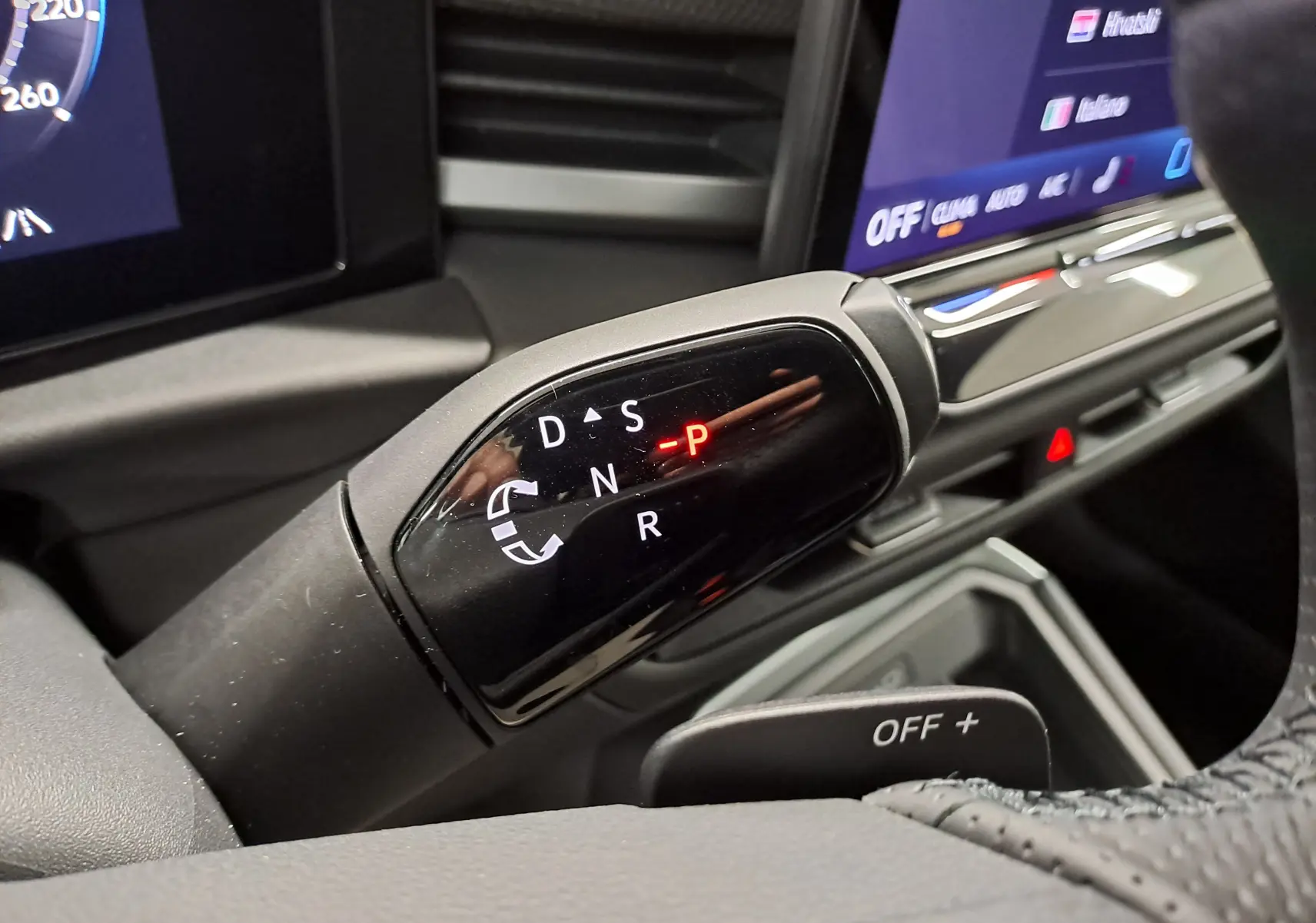 Gros plan sur la commande de boîte automatique du Volkswagen T-Roc 2026, affichant la position "P" en rouge.