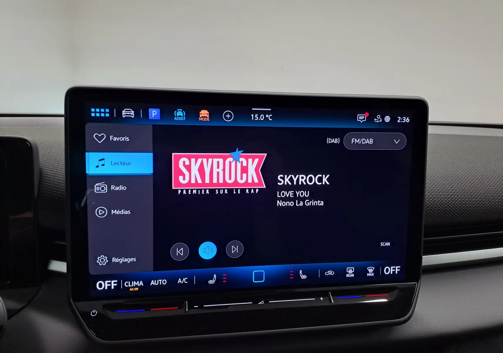 Écran tactile central du Volkswagen T-Roc 2026 affichant la radio Skyrock, avec commandes climatisation en dessous.