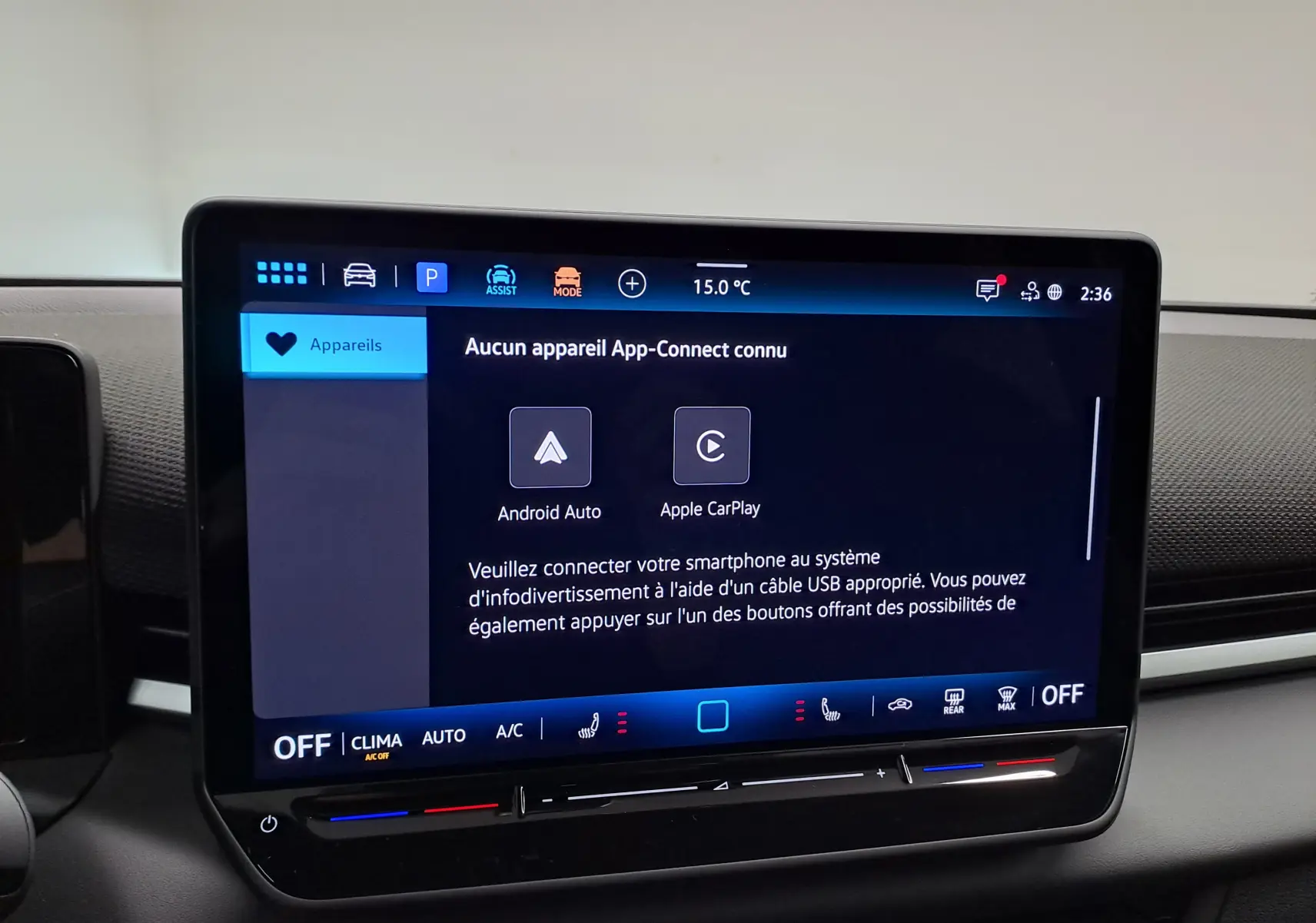 Écran tactile central du Volkswagen T-Roc 2026 affichant les options Android Auto et Apple CarPlay, avec commandes climatisation en dessous.
