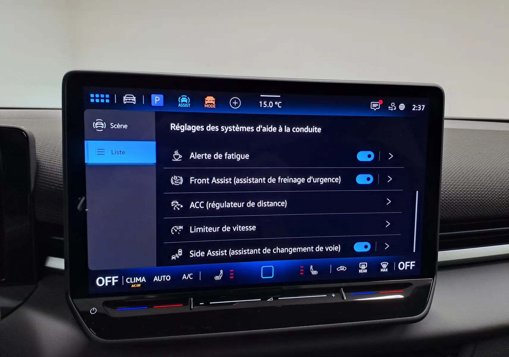 Écran tactile intérieur du Volkswagen T-Roc 2026 affichant les réglages des aides à la conduite.