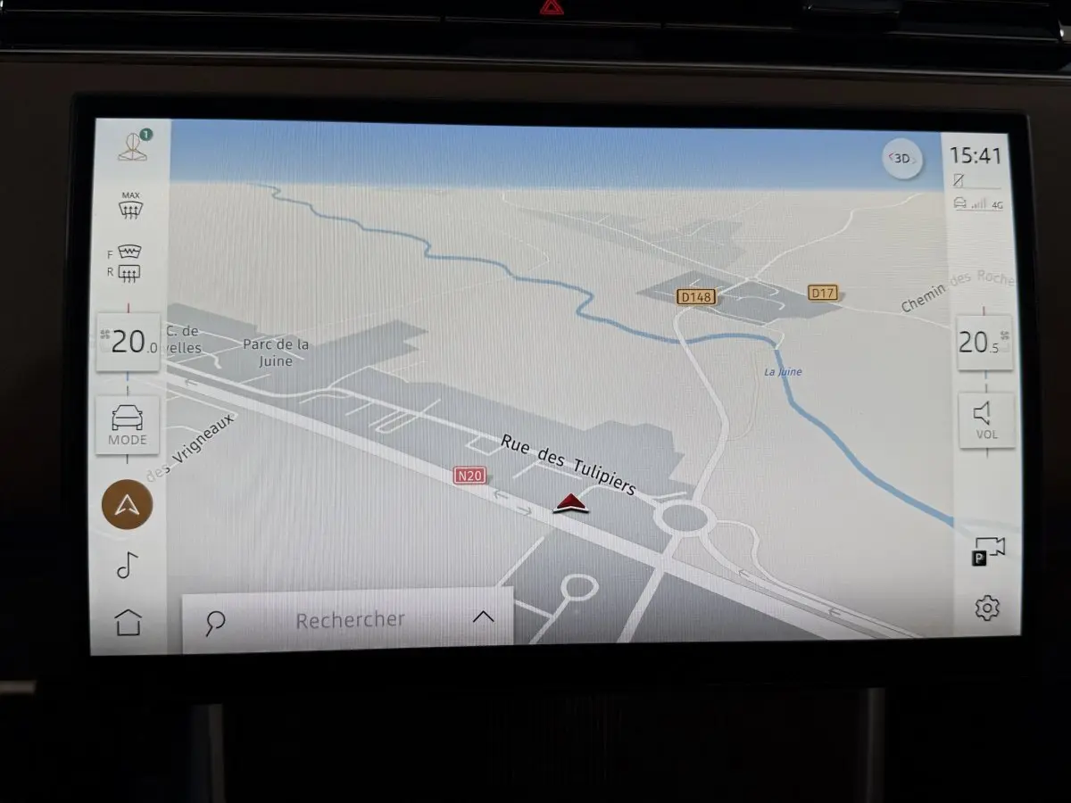 Écran tactile central du Range Rover PHEV 2024 affichant la navigation avec carte et options climatisation visibles.