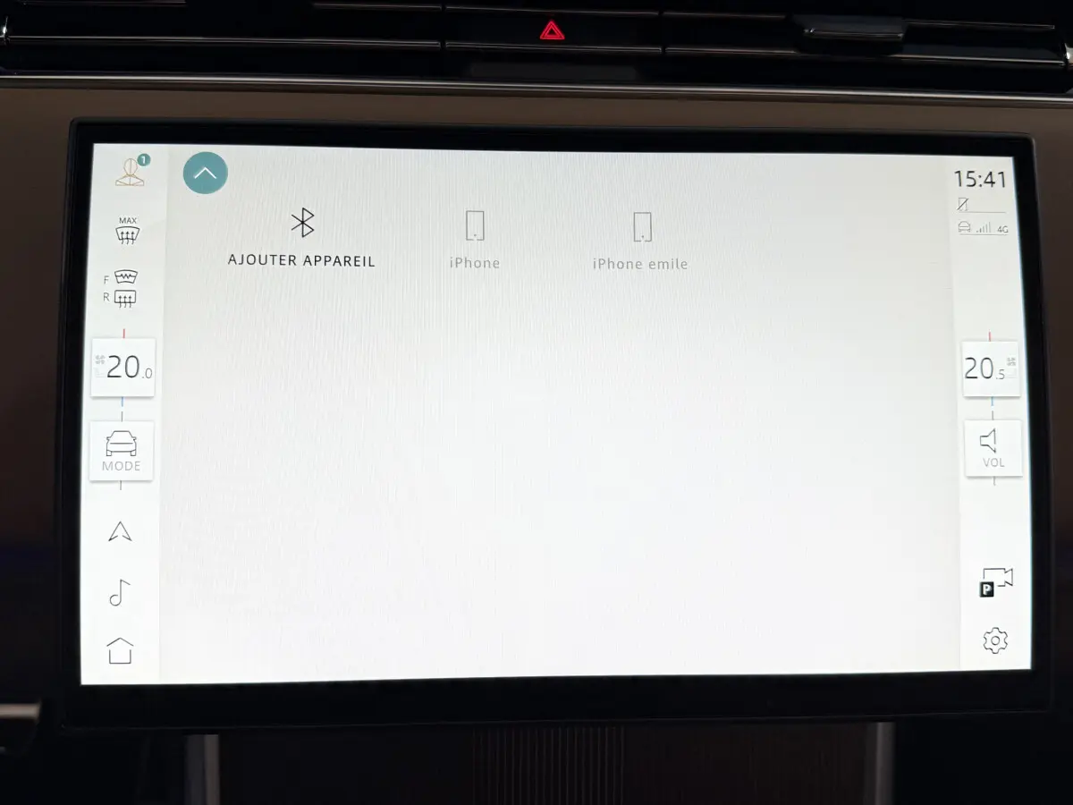 Écran tactile central allumé du Range Rover PHEV P550e Autobiography SWB noir, affichant la connexion Bluetooth.