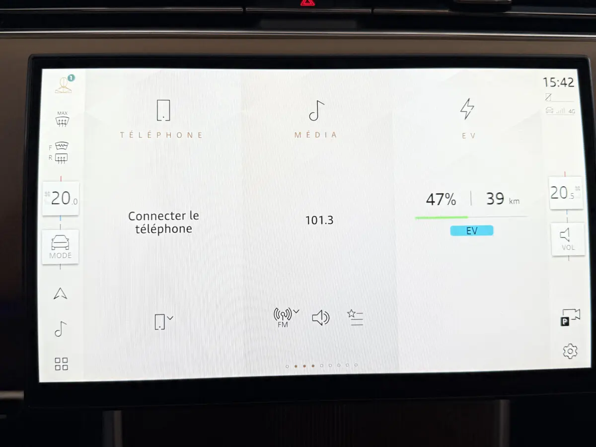 Écran tactile central du Range Rover PHEV 2024 affichant la connectivité téléphone, média et autonomie batterie à 47%.