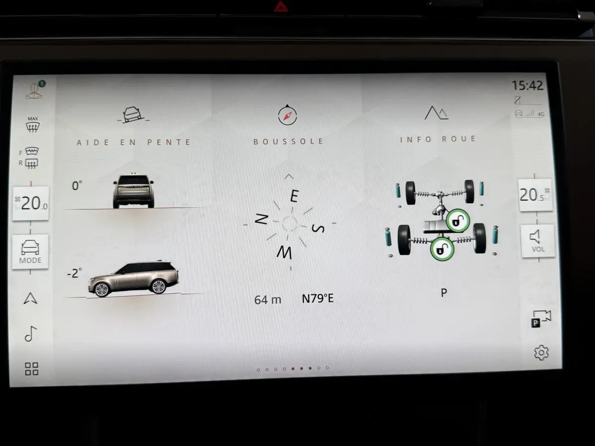 Écran tactile intérieur affichant l'aide en pente, boussole et infos roues du Range Rover PHEV noir, vue latérale et avant.