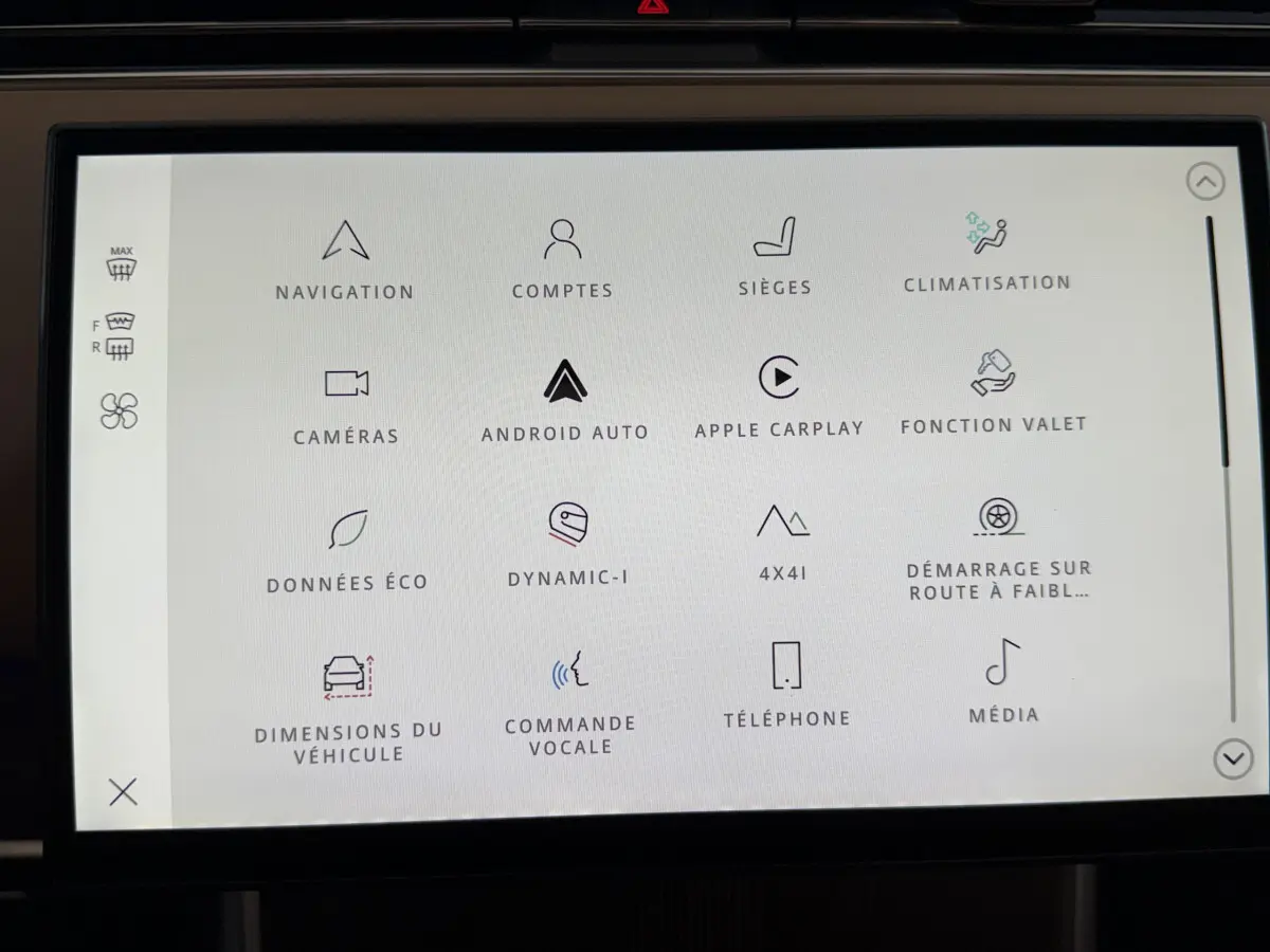 Écran tactile central du Range Rover PHEV 2024 affichant les fonctions de navigation, sièges, climatisation et multimédia.