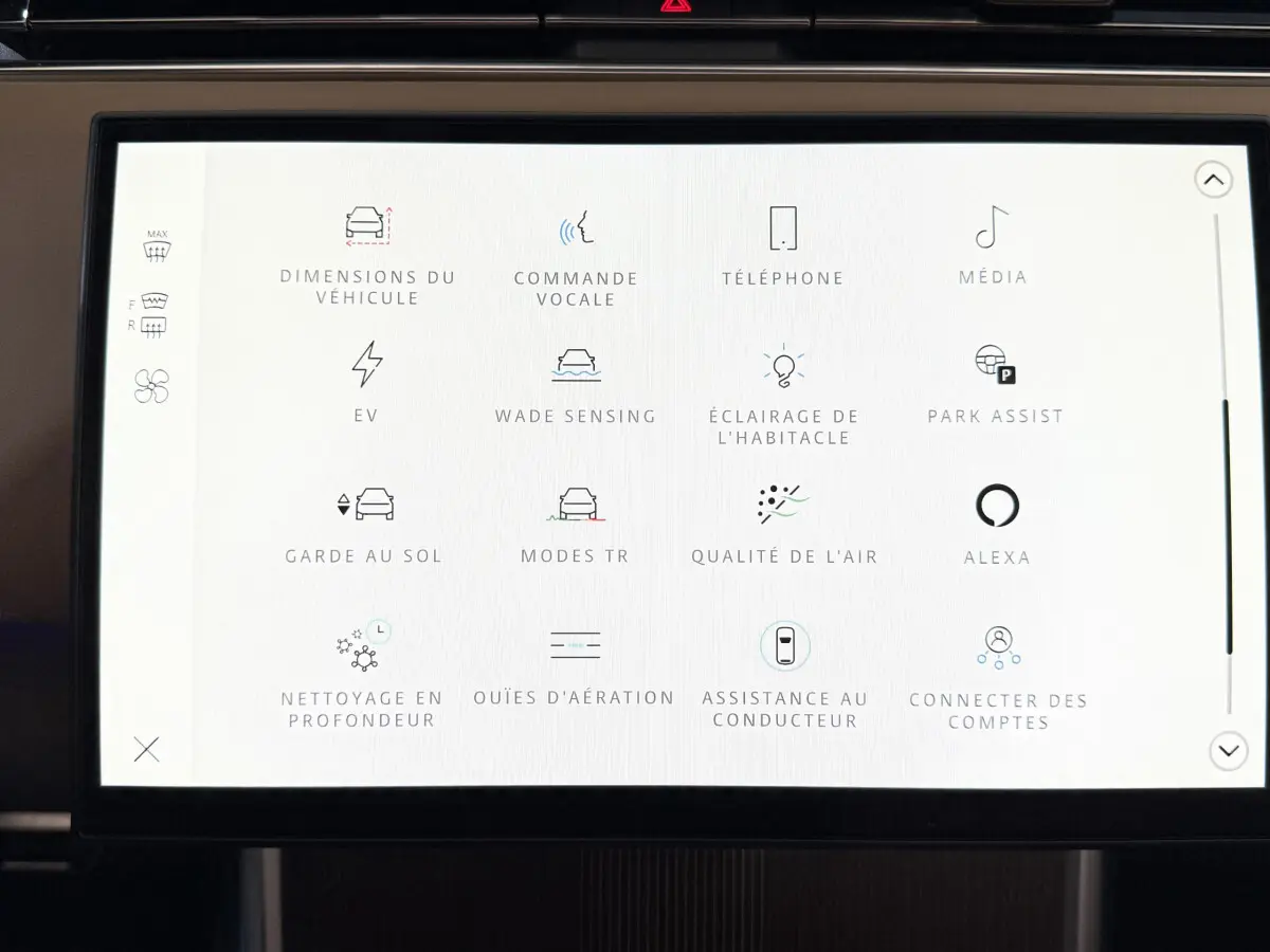 Écran tactile central affichant les options de commande du Range Rover PHEV P550e noir, vue de face rapprochée.