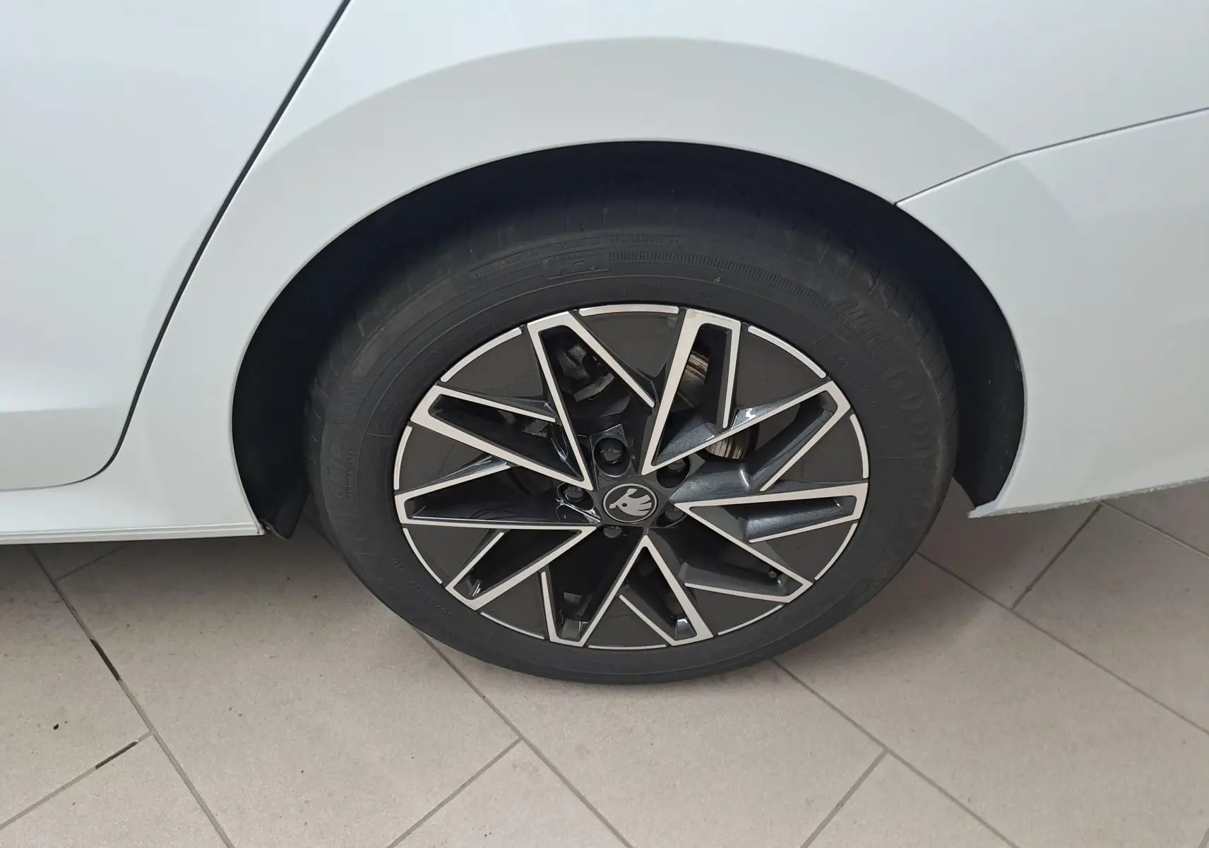 Gros plan sur la jante alliage 17'' Slagard Aero noir polie côté arrière droit d'une Skoda Octavia Combi blanc Moon.