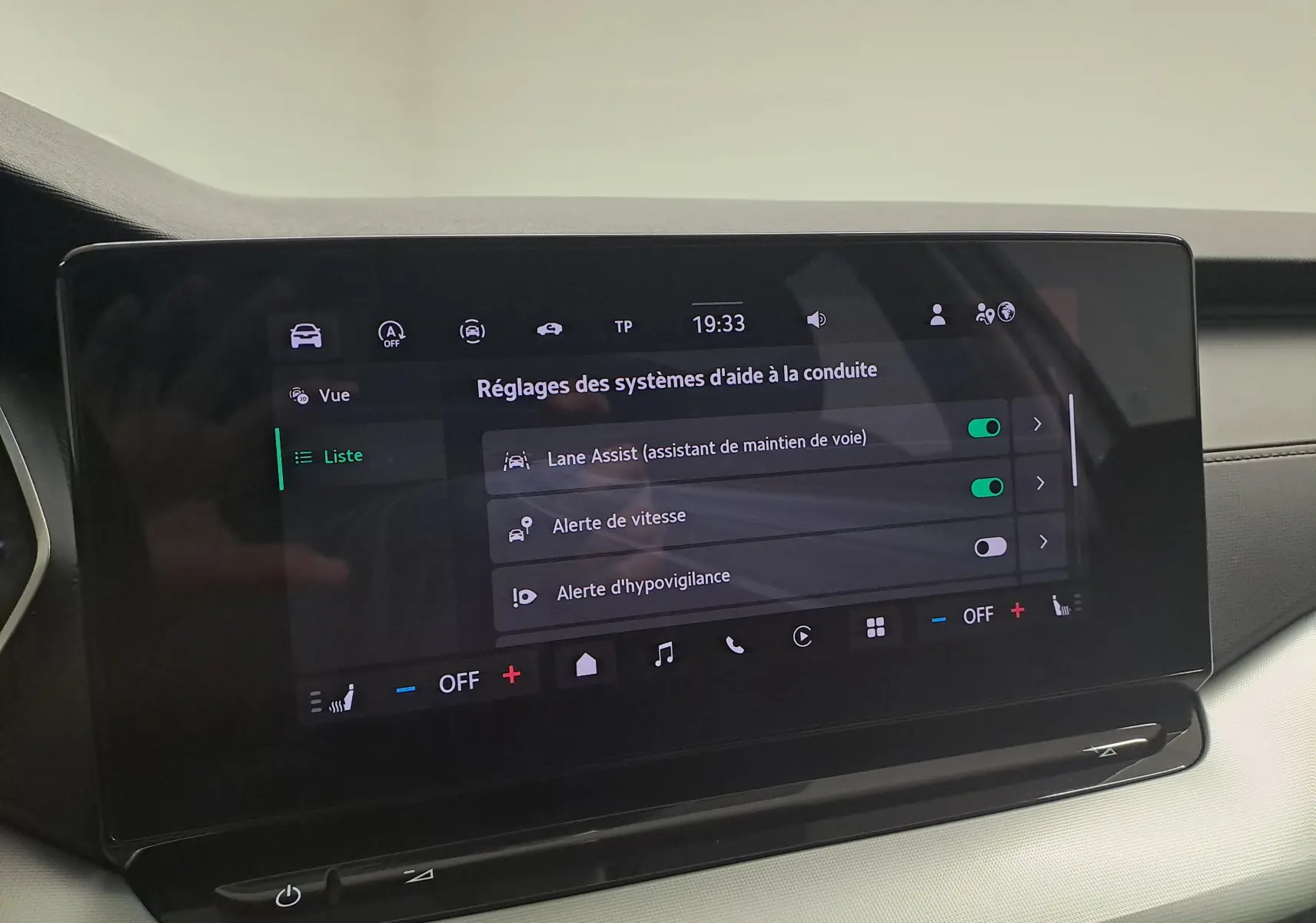 Écran tactile central du Skoda Octavia Combi 2025 affichant les réglages d’aide à la conduite, intérieur clair.