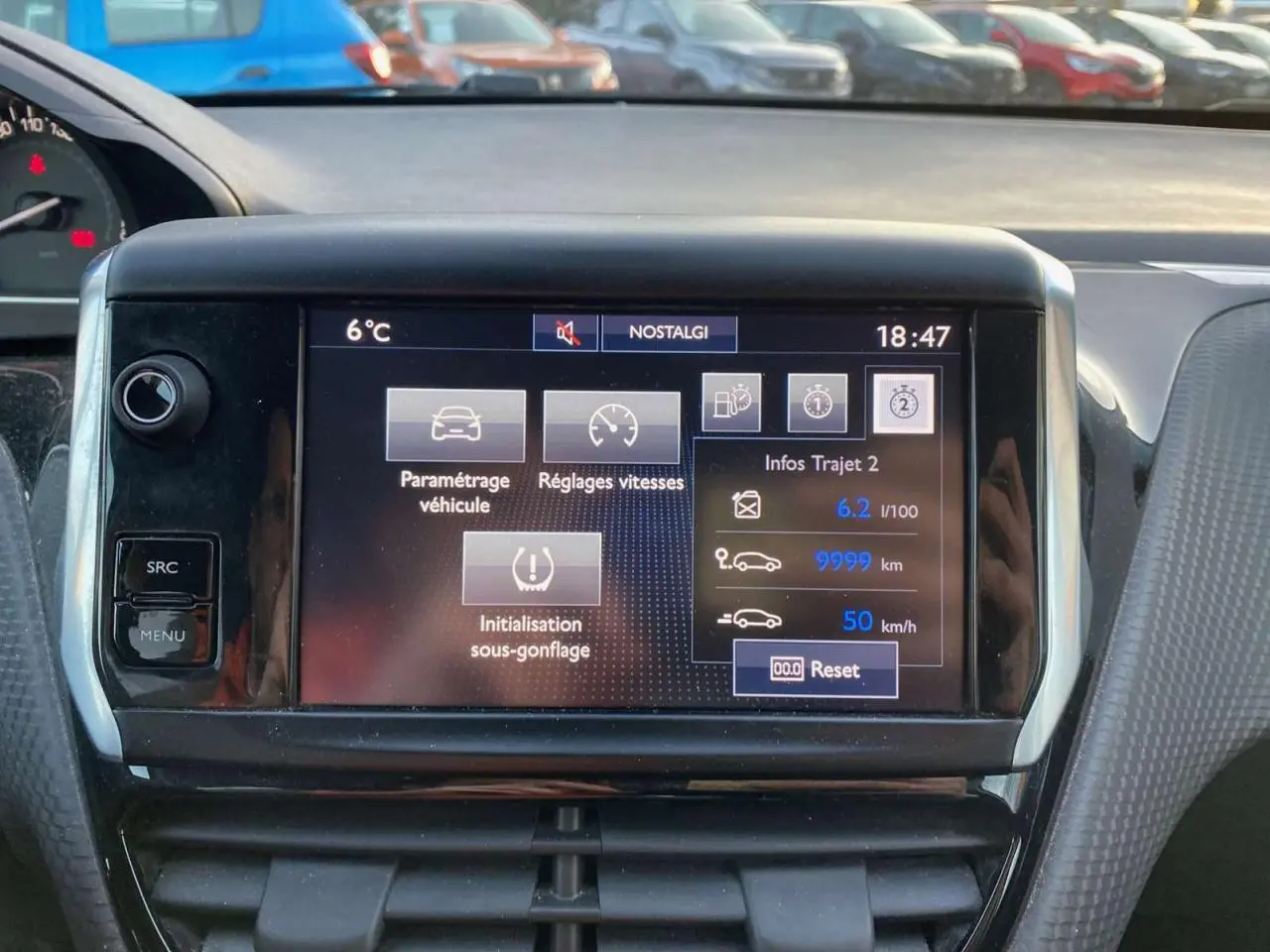 Écran tactile central du tableau de bord du Peugeot 2008 2017 affichant les réglages de sous-gonflage et infos trajet.