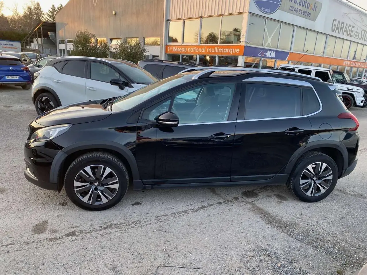 Profil côté gauche du Peugeot 2008 noir Perla Nera 2017 avec jantes aluminium diamantées et bas de caisse noir mat.