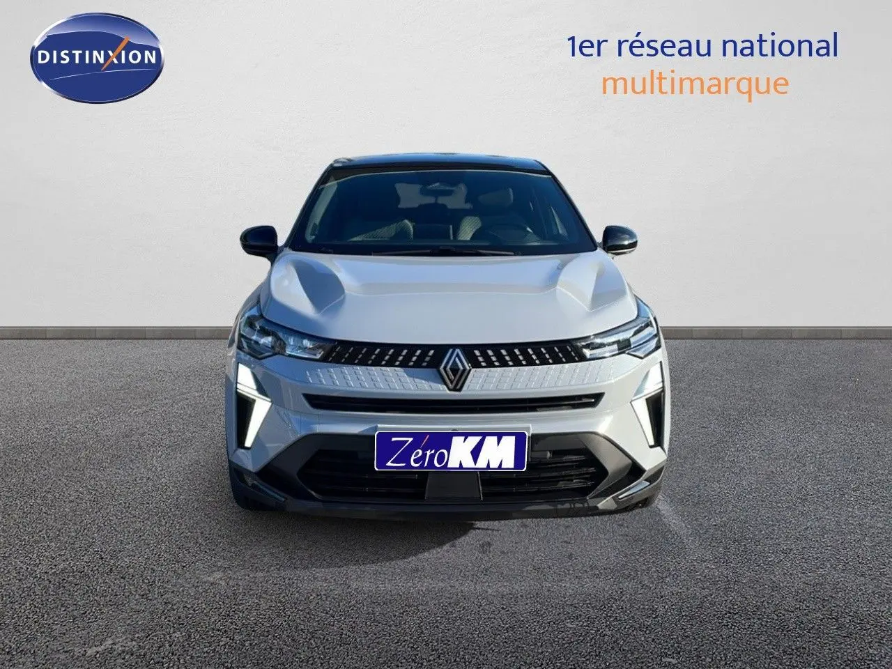 Vue frontale du Renault Captur 2025 gris rafale métal avec toit noir, éclairage LED distinctif et calandre moderne.