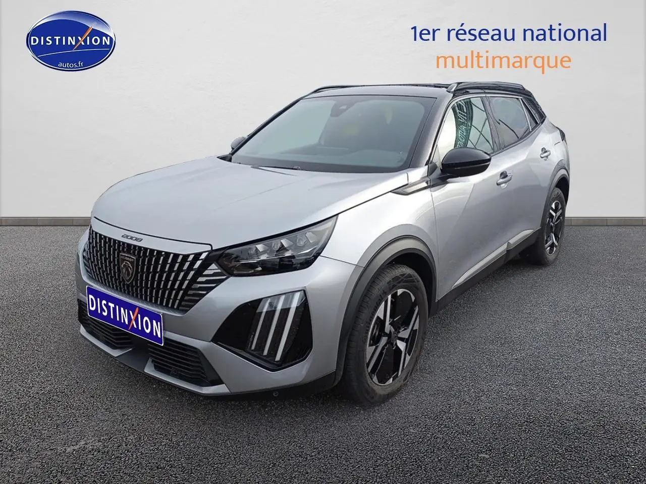 Peugeot 2008 hybride 2025 gris Artense en 3/4 avant droit avec jantes noires et toit noir.