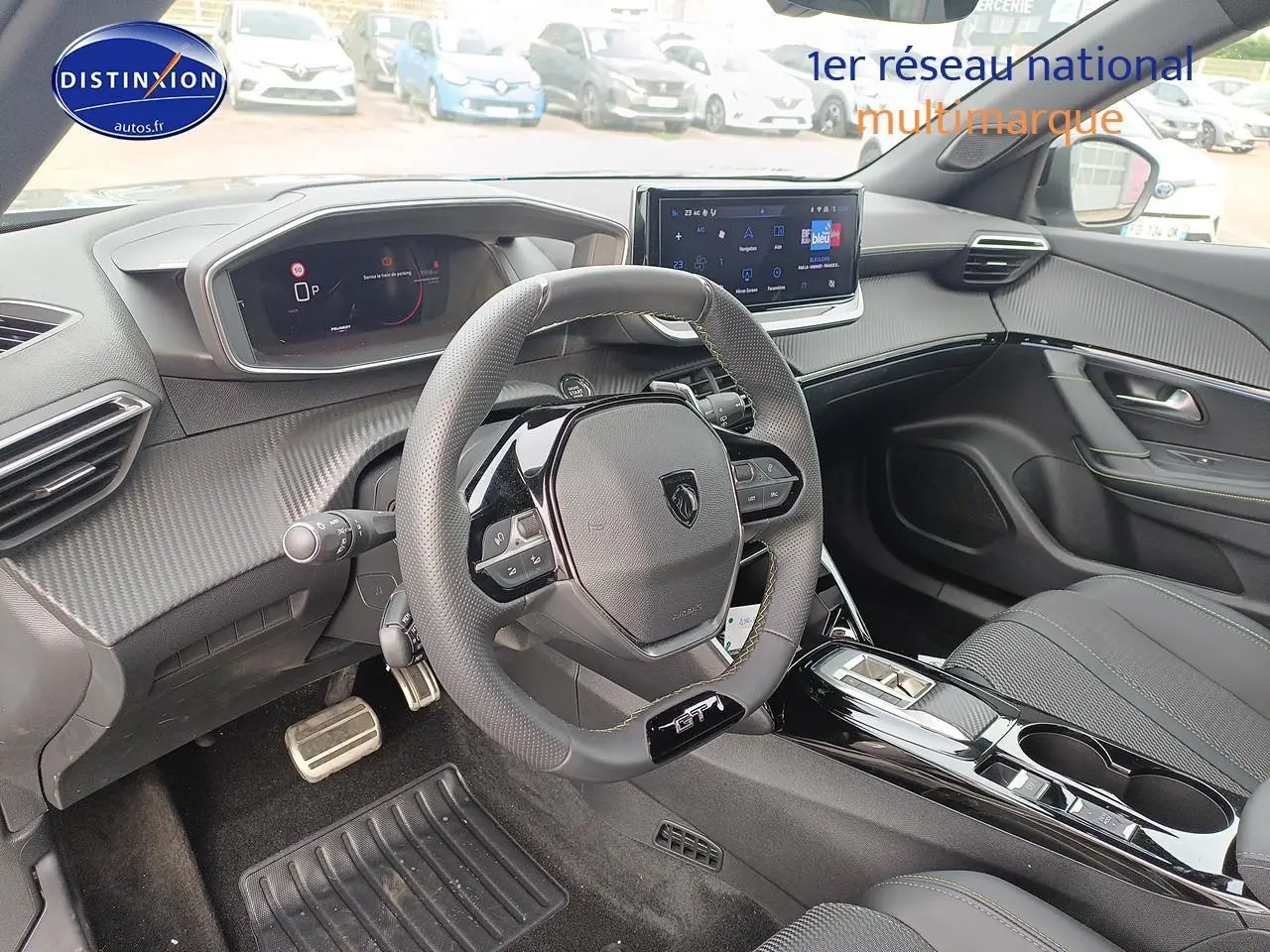 Vue intérieure côté conducteur du Peugeot 2008 1.2 hybrid 145 GT e-DCS6 2025, volant cuir GT et écran tactile.