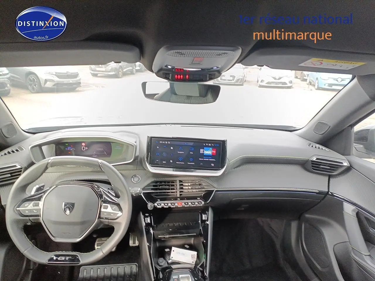 Intérieur Peugeot 2008 1.2 Hybrid 145 GT e-EAT8, vue avant du tableau de bord avec écran tactile et volant cuir GT.