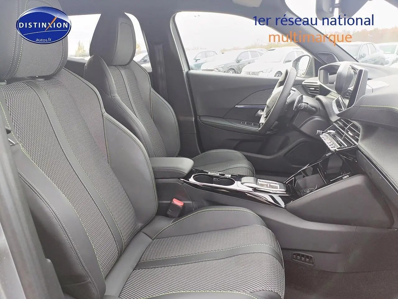 Vue intérieure côté gauche du Peugeot 2008 1.2 hybrid 145 GT e-EAT8 avec sièges tissu et cuir gris Artense et console centrale brillante.