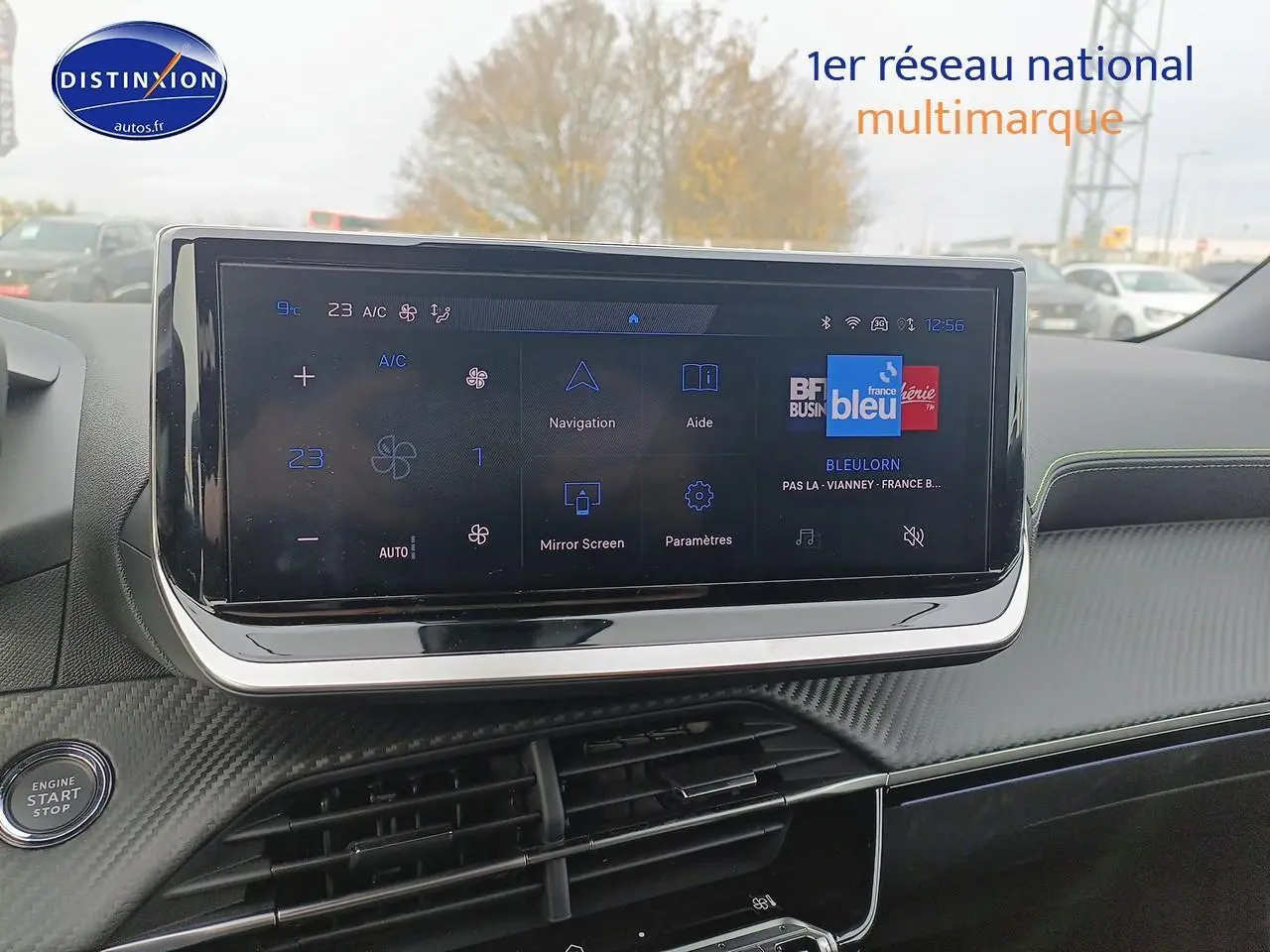 Vue intérieure du tableau de bord du Peugeot 2008 1.2 hybrid 145 GT e-dcs6 avec écran tactile et finition carbone noire.