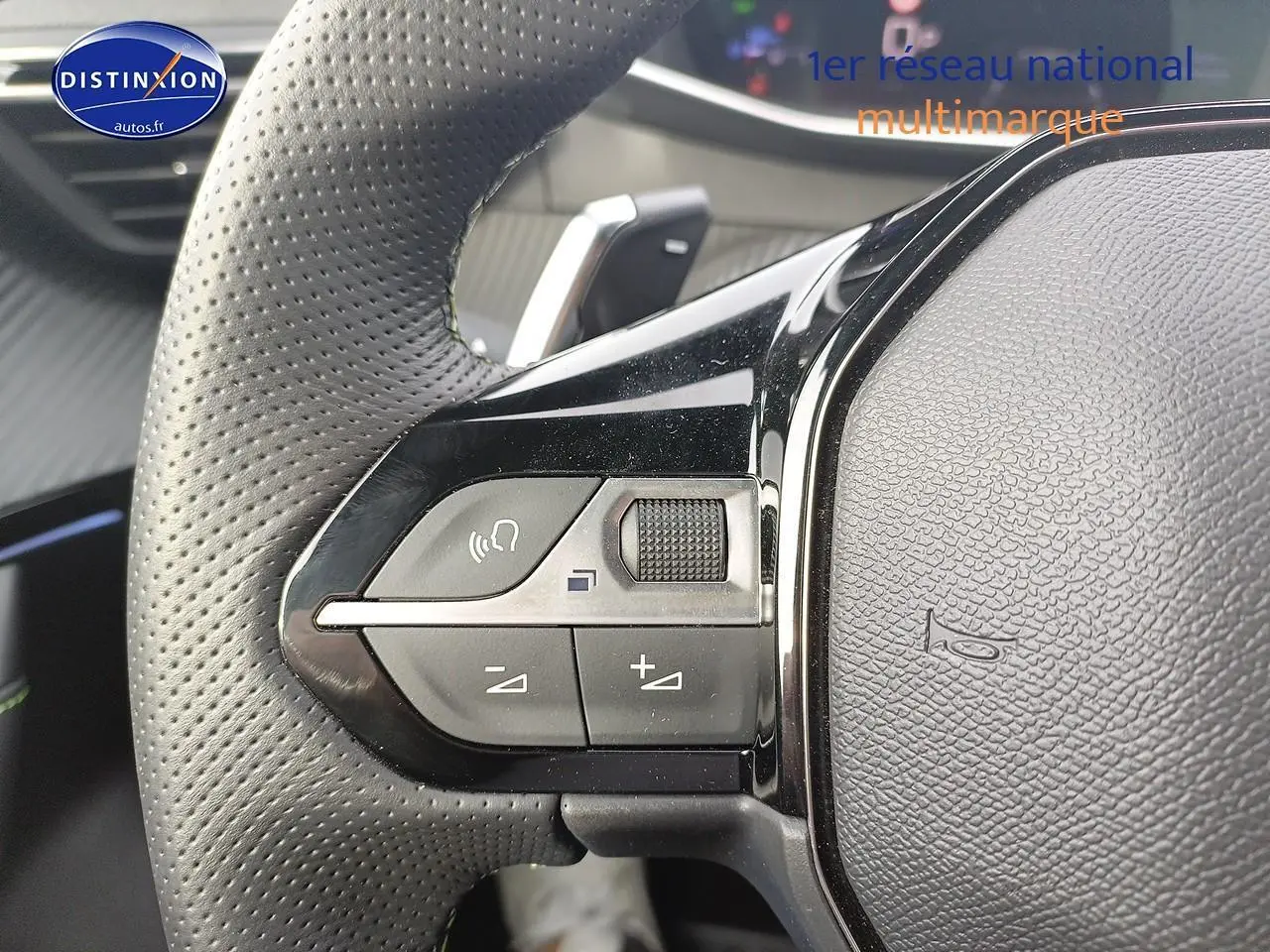 Gros plan sur la partie gauche du volant cuir perforé du Peugeot 2008 1.2 Hybrid 145 GT e-DCS6 2025.