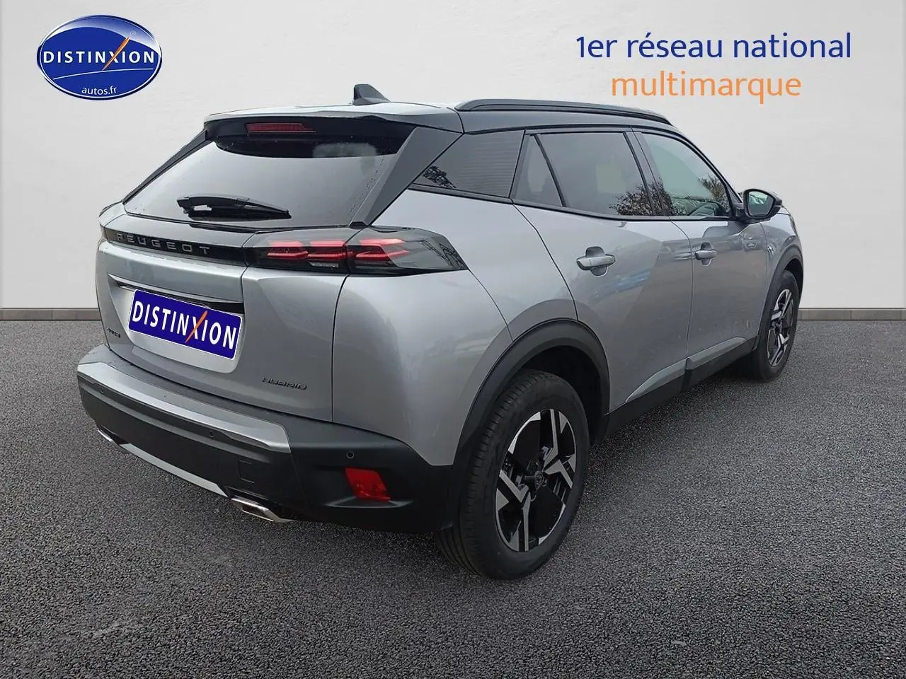 Vue 3/4 arrière droite d'un Peugeot 2008 gris Artense avec toit noir et feux arrière LED distinctifs.