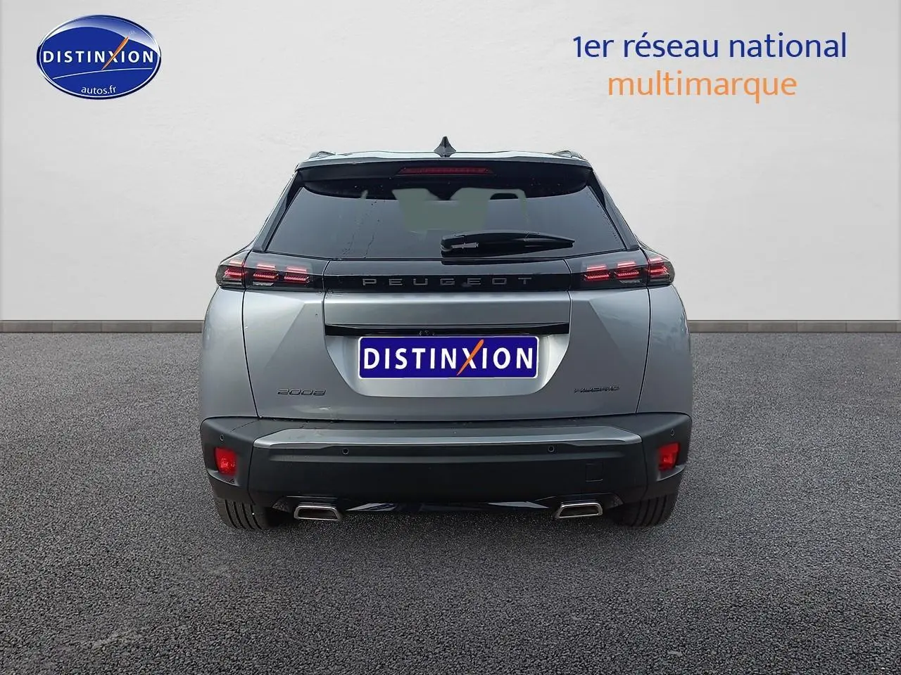 Vue arrière d'un Peugeot 2008 1.2 hybrid 145 GT gris Artense avec feux LED et double sortie d'échappement.