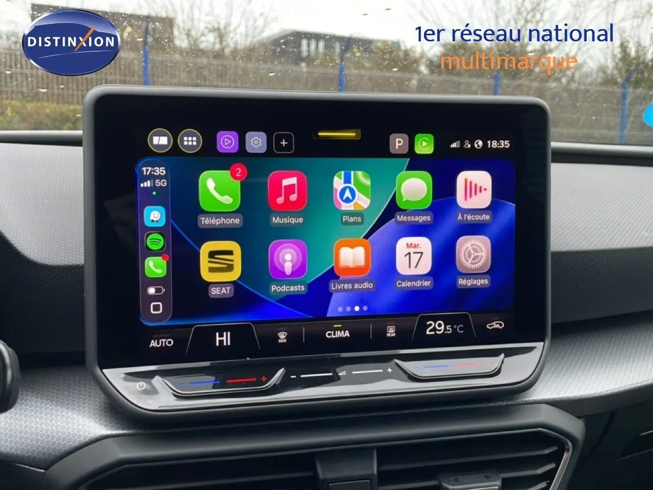 Écran tactile central affichant Apple CarPlay dans l’habitacle du SEAT Leon gris Fiord, vue de face.