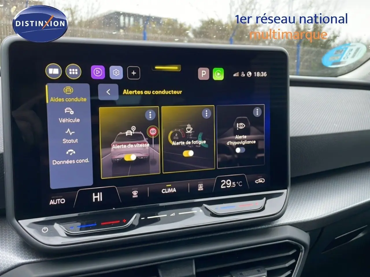Écran tactile central de la SEAT LEON 2025 affichant les alertes au conducteur, avec commandes climatisation en dessous.