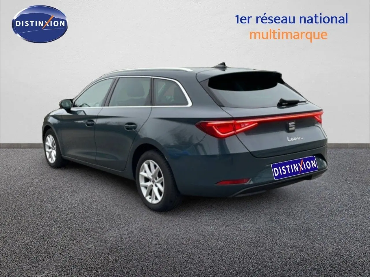 Vue 3/4 arrière droite d'une SEAT Leon gris Fiord 2025 avec feux arrière LED et jantes alliage 16 pouces.