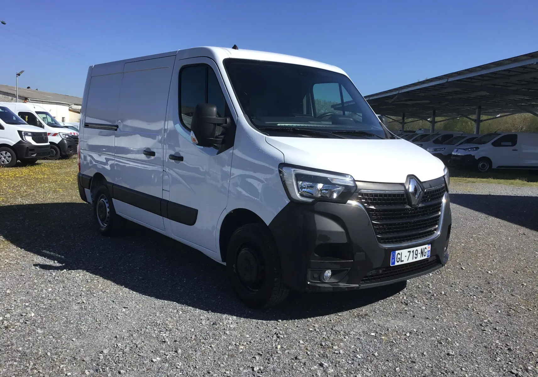 Renault Master blanc en vue 3/4 avant droit, fourgon utilitaire avec pare-chocs noirs et calandre distinctive.