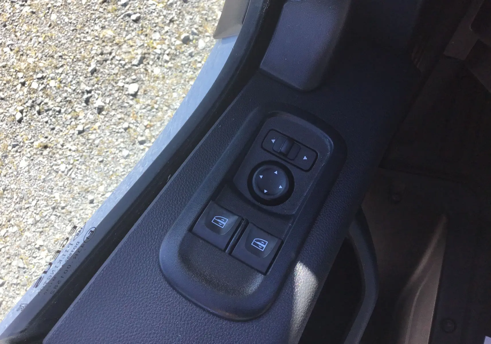 Gros plan sur les commandes électriques des vitres et rétroviseurs côté conducteur du Renault Master blanc 2023.