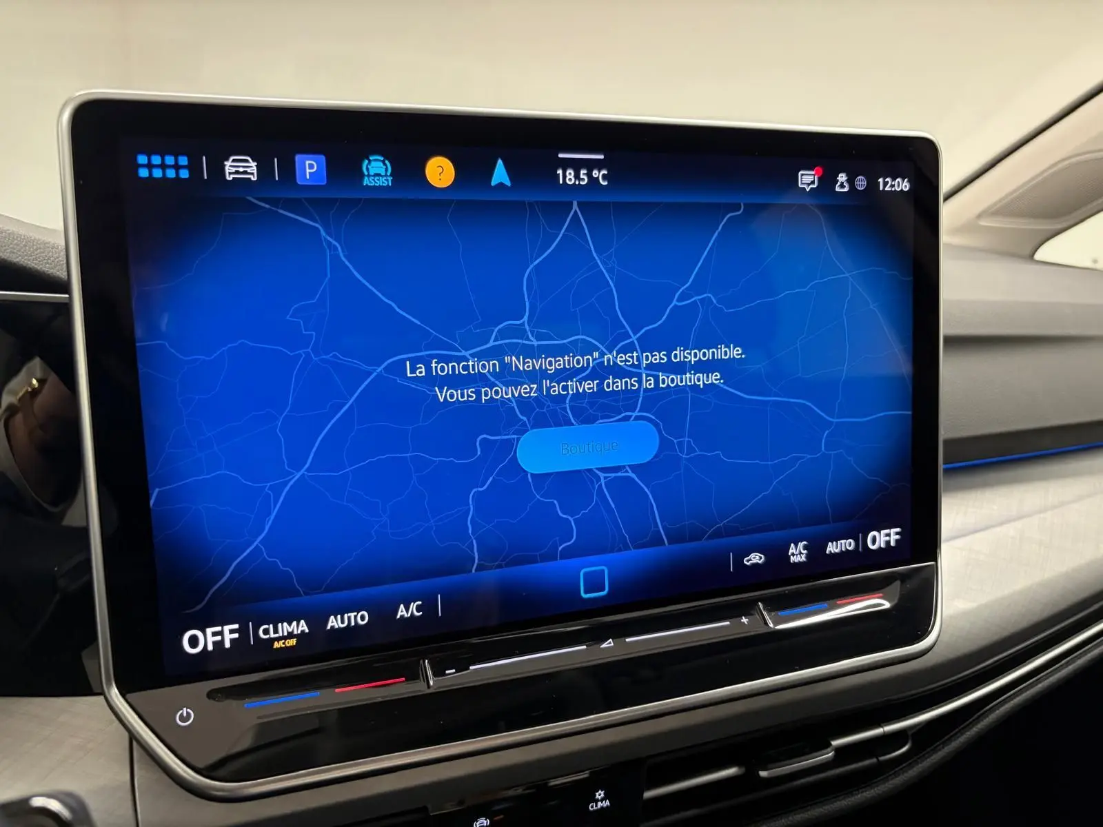 Écran tactile central du tableau de bord de la Volkswagen Golf 2.0 TDI 2025 en finition Life Plus, affichant un message de navigation désactivée.