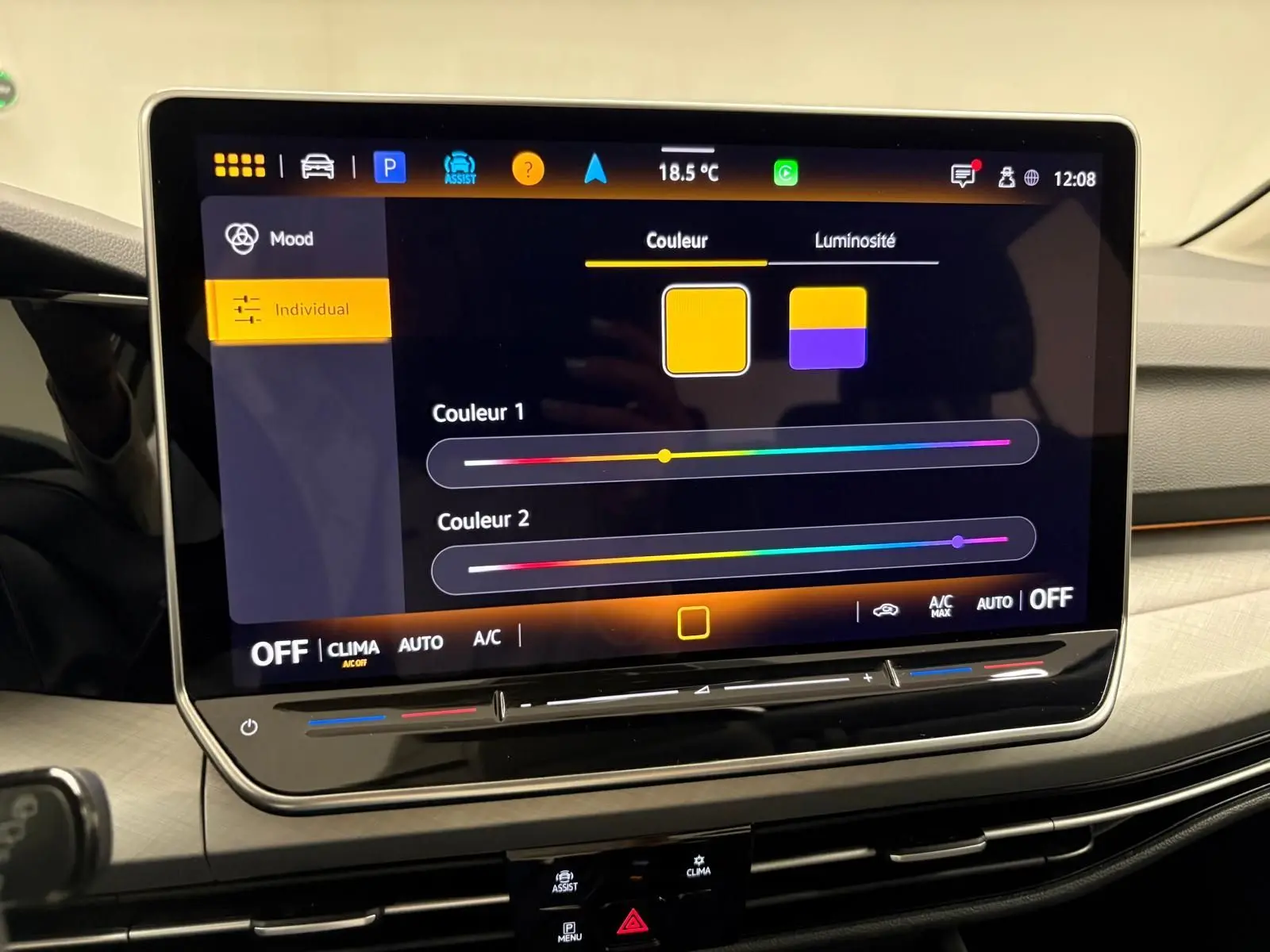 Écran tactile central affichant les réglages de couleur d'ambiance dans une Volkswagen Golf 2.0 TDI 2025 reflet d'argent.