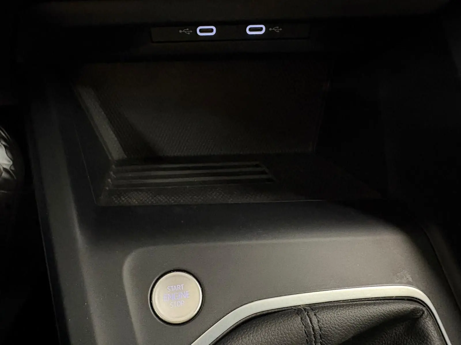 Gros plan sur la console centrale de la Volkswagen Golf 2.0 TDI 116 BVM6 Life Plus 2025, avec bouton start/stop et ports USB.