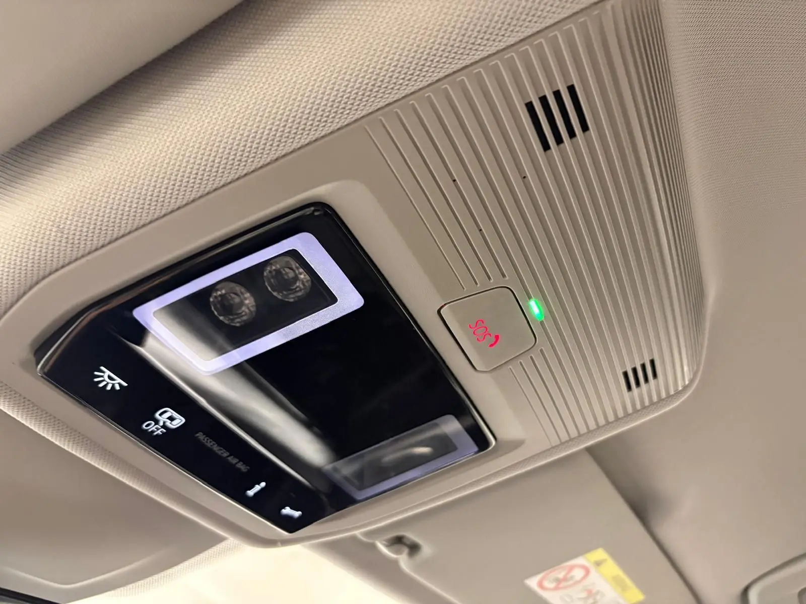 Détail du plafonnier intérieur avec éclairage LED et bouton SOS de la Volkswagen Golf 2025 couleur reflet d'argent.