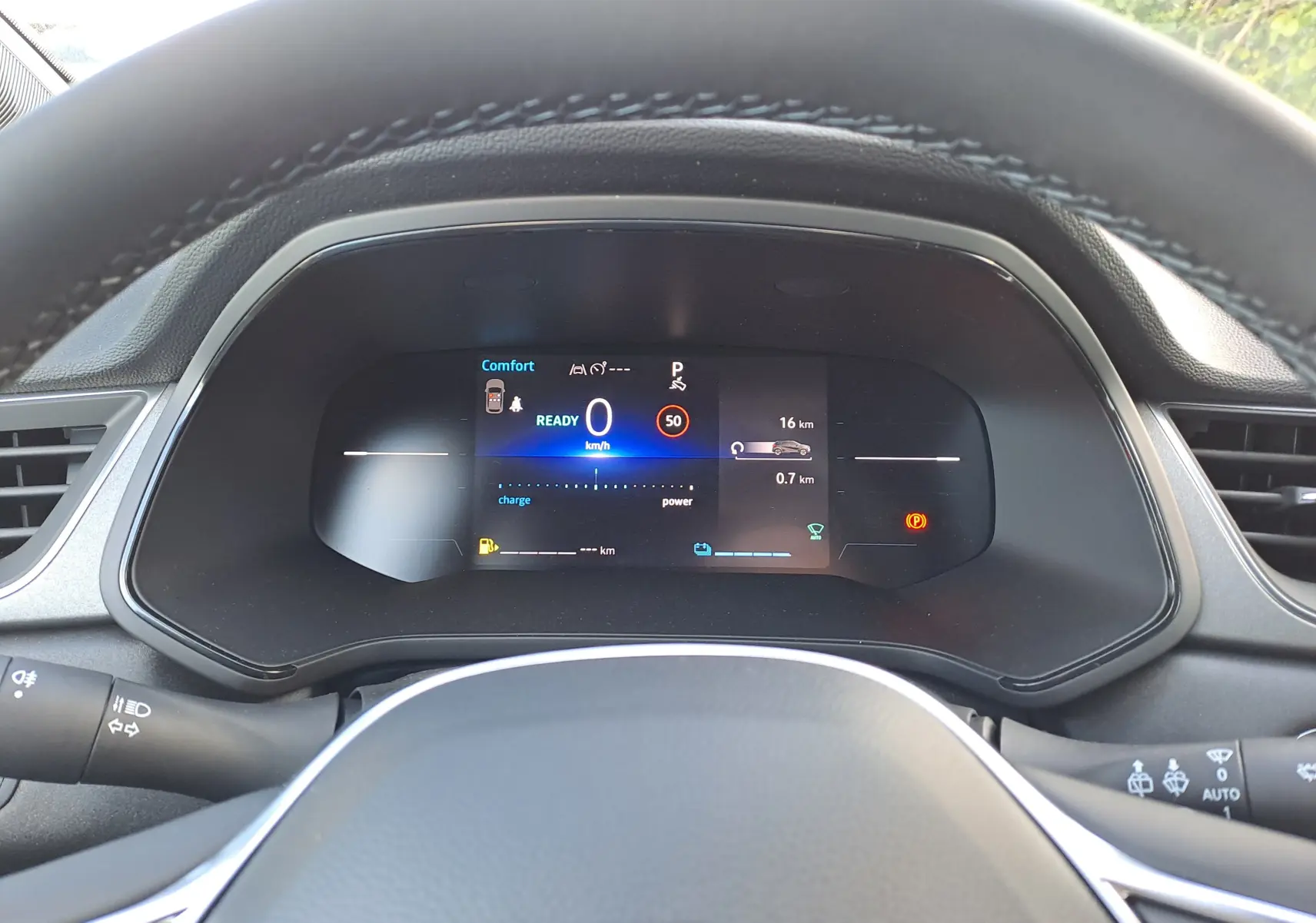 Tableau de bord numérique du Renault Captur 2025, affichage mode confort et vitesse à zéro km/h.